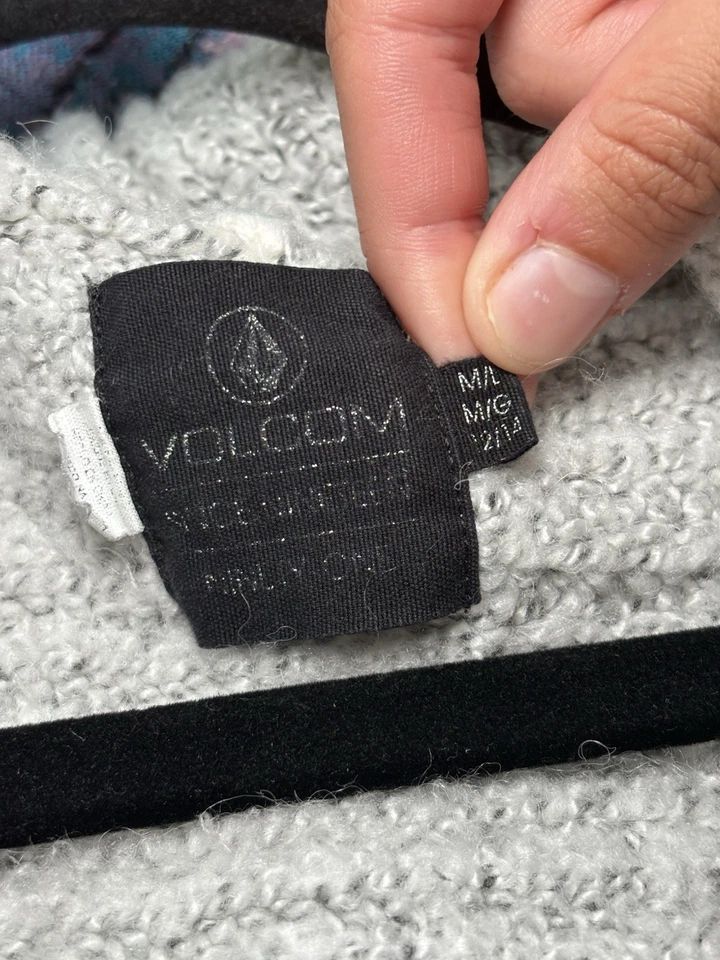 Volcom Women's Cardigan Size M 81% Acrylic, 13% Polyester, 6% Wool - Image 4 of 4