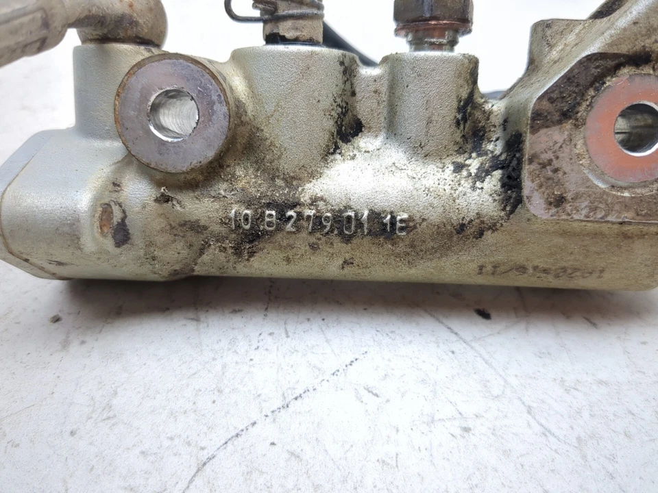 Cilindro maestro de freno trasero 16-25 Can Am Renegade X MR 1000R con línea Foto 3 de 4