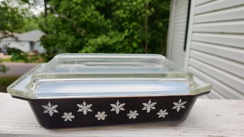 Vintage Pyrex 2 Qt. Black Snowflake Casserole Baking Dish 575-B W/ Lid 550c