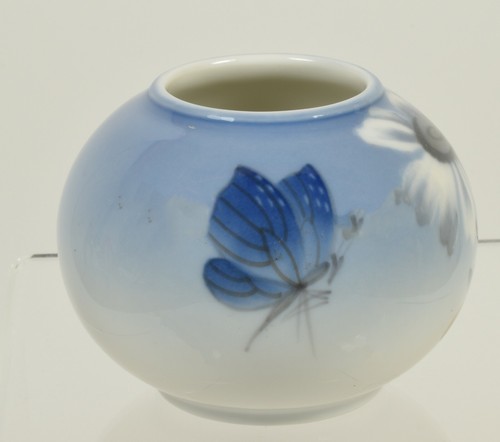 Very Pretty Royal Copenhagen Vase ~ #2688 / 42A Butterfly & Daisy ~ c1960 - Picture 2 of 4