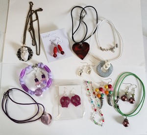 wholesale-jewelry-lot-necklaces-earrings-bracelets-bead-drops-pendants-13-piece