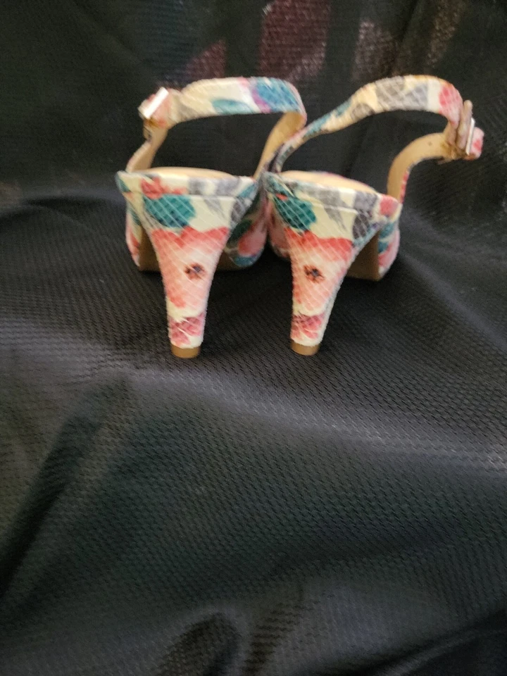 Naturalizer N5 размер 8 комфортных ремешков из змеиной кожи с цветочным рисунком 3 1/2 дюйма Туфли на каблуке - Изображение 4 из 4