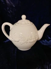 SANOR CERAMICA Terra Verde Portugal WHITE Past Tea Pot EMBOSSED FRUIT Grape