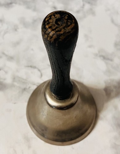 Antigua campana de mano de latón: mango de madera años 1880-1920 escuela granja tienda anillo excelente - Imagen 2 de 23