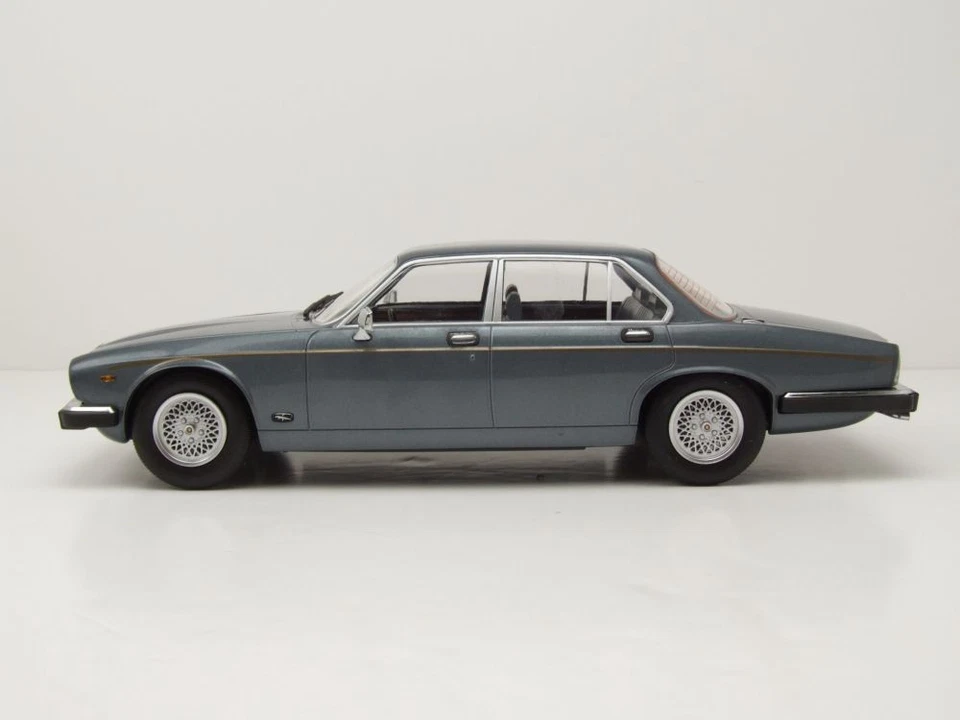 Jaguar XJ Series III 1979 grau Modellauto 1:18 MCG - Bild 3 von 4