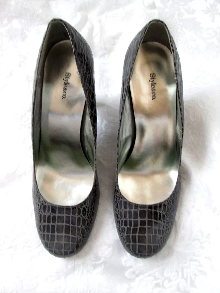 STYLE & CO. 'PAMELA' 8,5 M Gris Estampado Serpiente Suela de Cuero Tacones de Bomba Usados en Excelente Condición Foto 2 de 4