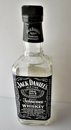 JACK DANIEL's TENNESSEE WHISKEY OLD NO 7 EMPTY BOTTLE and 2 GLASSES in ORIGINA - Picture 9 of 12