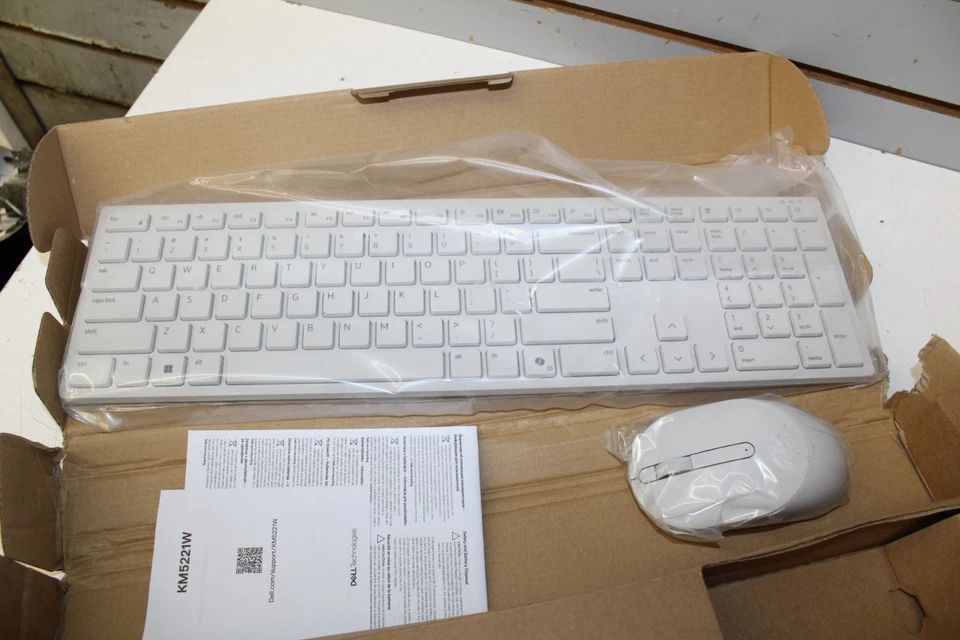 Dell Pro Keyboard and Mouse KM5221W - Wireless, 2.4 GHz, USB Receiver - White - Image 2 of 4