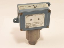 United Electric Pressure Switch Model 142 J6-S142