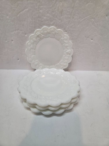 Rare VTG Westmoreland Paneled Grape Milk Glass Plates 4 Of 8.5" And 4 Of 10.5" - Picture 3 of 3