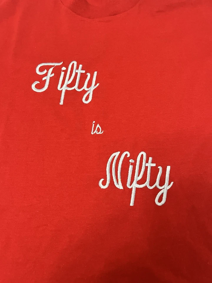 Camisa De Colección 50/50 Fifty 50 Is Nifty Bordada Pantalla Roja Estrellas L Cumpleaños EE. UU. Foto 2 de 4