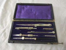 Ancienne boîte d'instruments de traçage, Compas + tube à mines