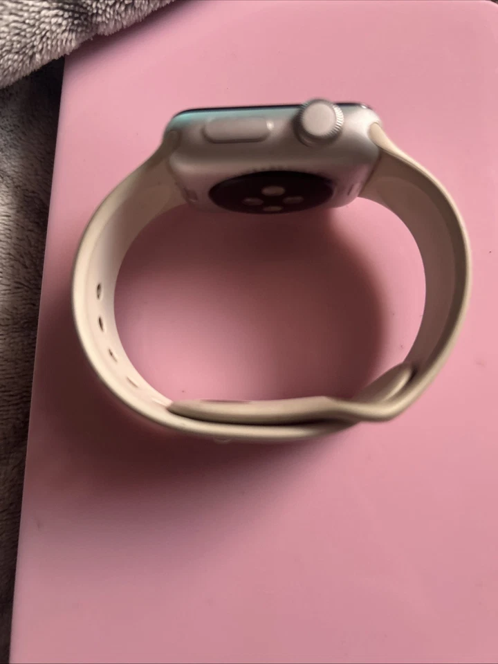 Apple Watch Series 3, 38mm Silver, Unlocked - Image 4 of 4
