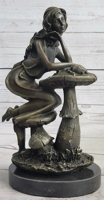 Bronze statue made   by the lost wax, real marble base to a height of 24 cm. Tal