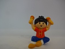 Spielfigur mit Musikinstrument / Junge mit zwei Rasseln