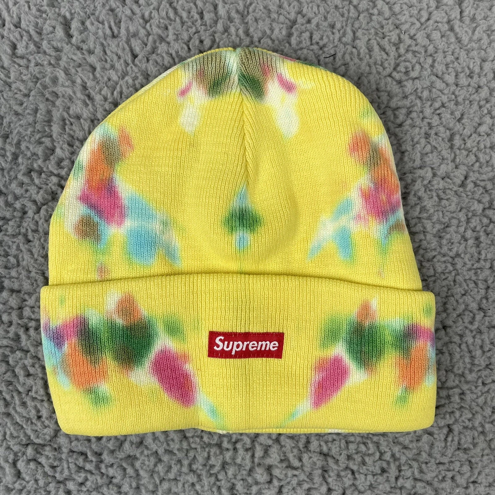 Bonnet jaune teint Supreme Splatter   Le bonnet a un motif de teinture unique