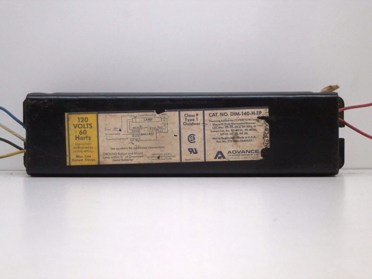 Dimmable fluorescent ballast outlet