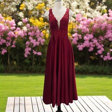 Elegant Burgundy Lace Appliqué Evening Dress Deep V-Neck Corset Back Formal Gown