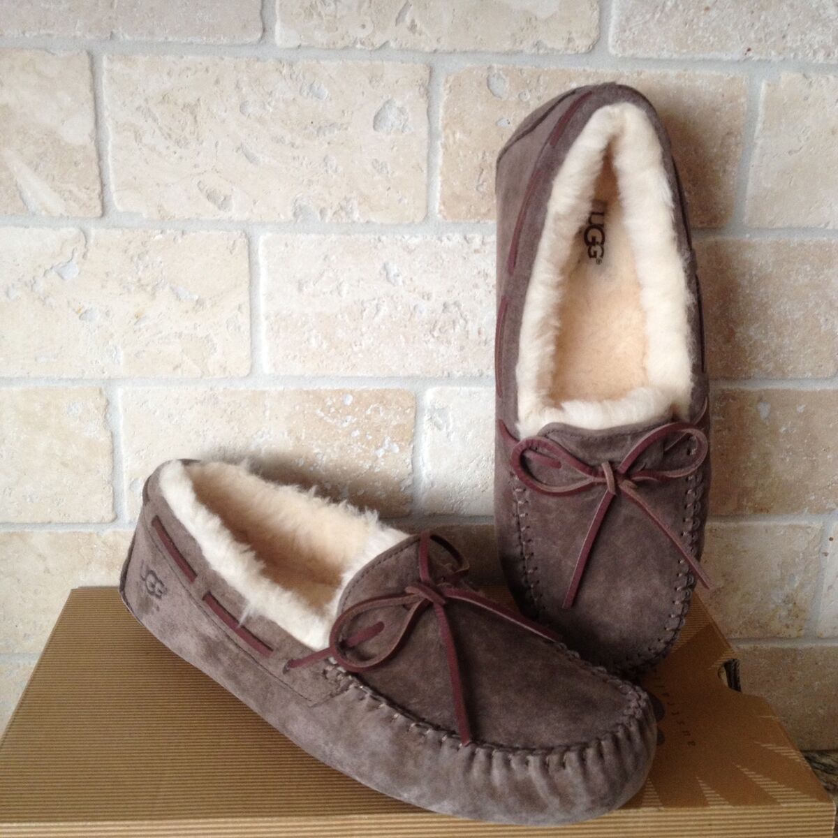UGG Dakota Espresso Brown Slippers Moccasins Suede Sheepskin UGG Dakota Espresso Brown Slippers Moccasins Suede Sheepskin