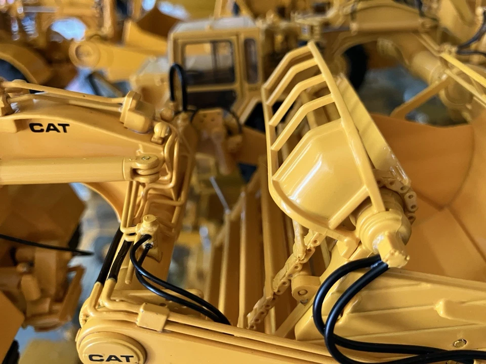 Schürfkübel / Kratzband/CCM CAT 639D Elevating Scraper, 1:48 - Bild 3 von 4