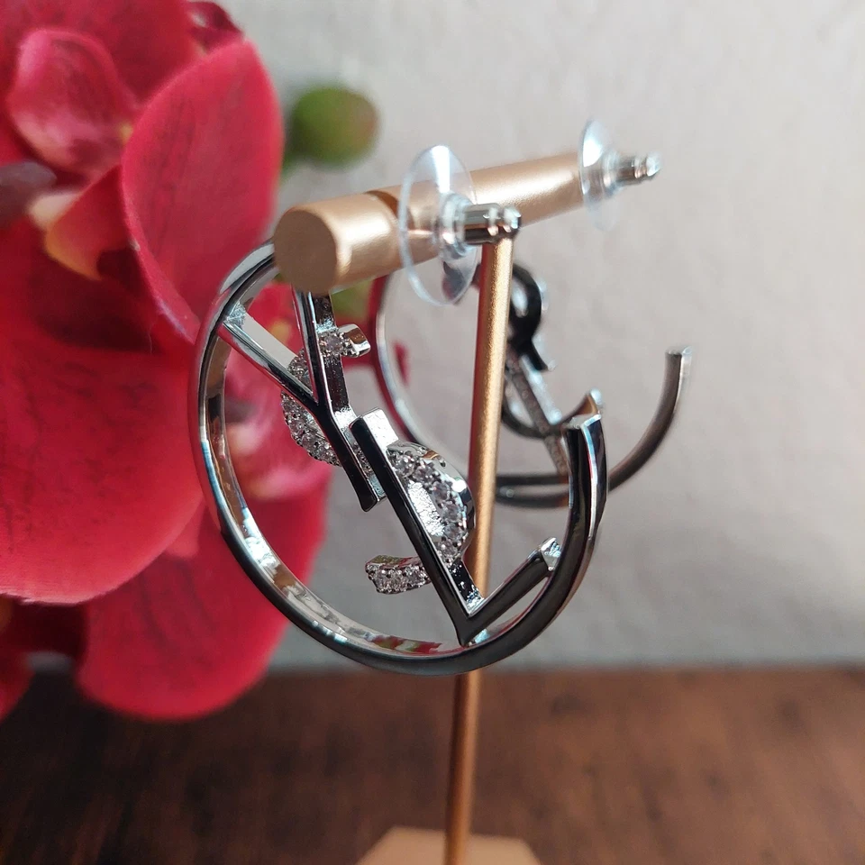 Auténtico. PENDIENTES ARO CRISTAL LOGO YVES SAINT LAURENT YSL TONO PLATA Foto 3 de 4