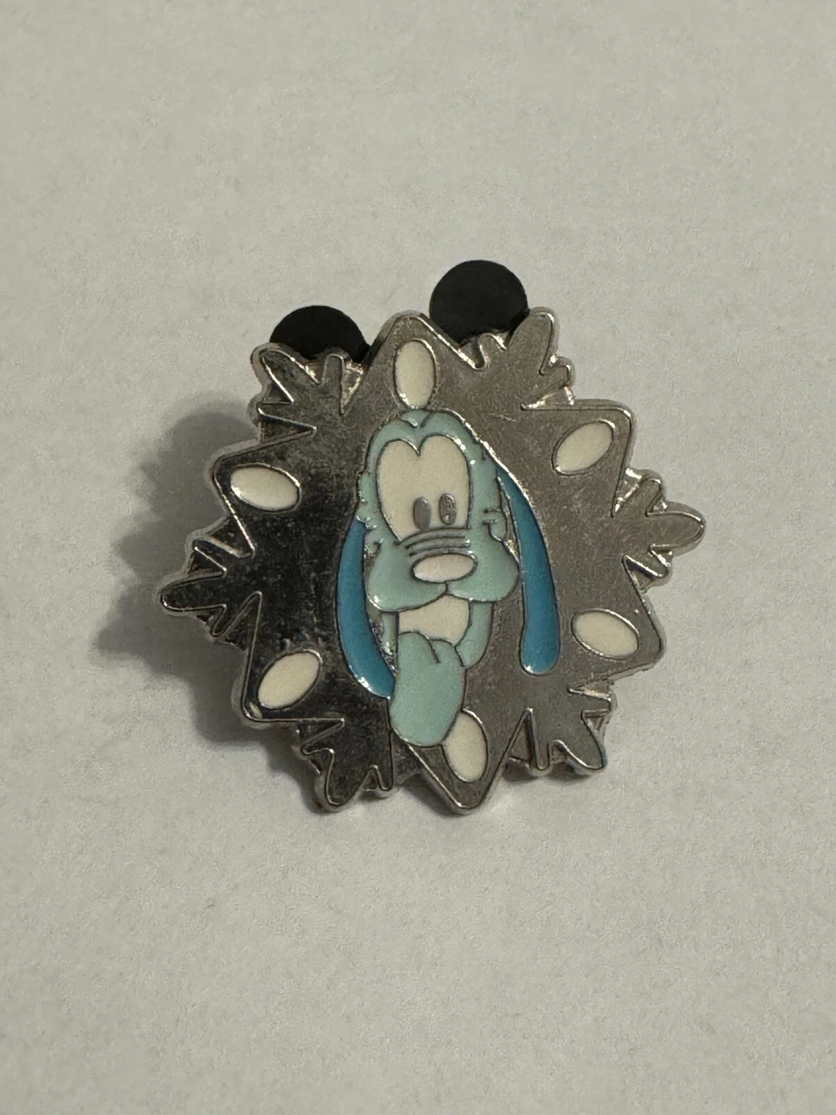 Disney Pin Trading - Pluto - Snow Flake - 2007 Disneyland Hotel Hidden Mickey