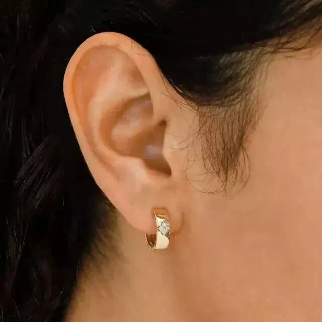 Pendientes de aro Huggie de diamantes creados en laboratorio para mujer enchapados en oro amarillo de 14 quilates corte redondo Foto 2 de 4