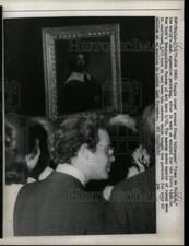 1971 Press Photo People crowd around Diego Velasquez World's expensive painting