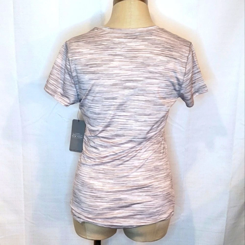 Camiseta deportiva New York Laundry con cuello en V talla pequeña Foto 2 de 4
