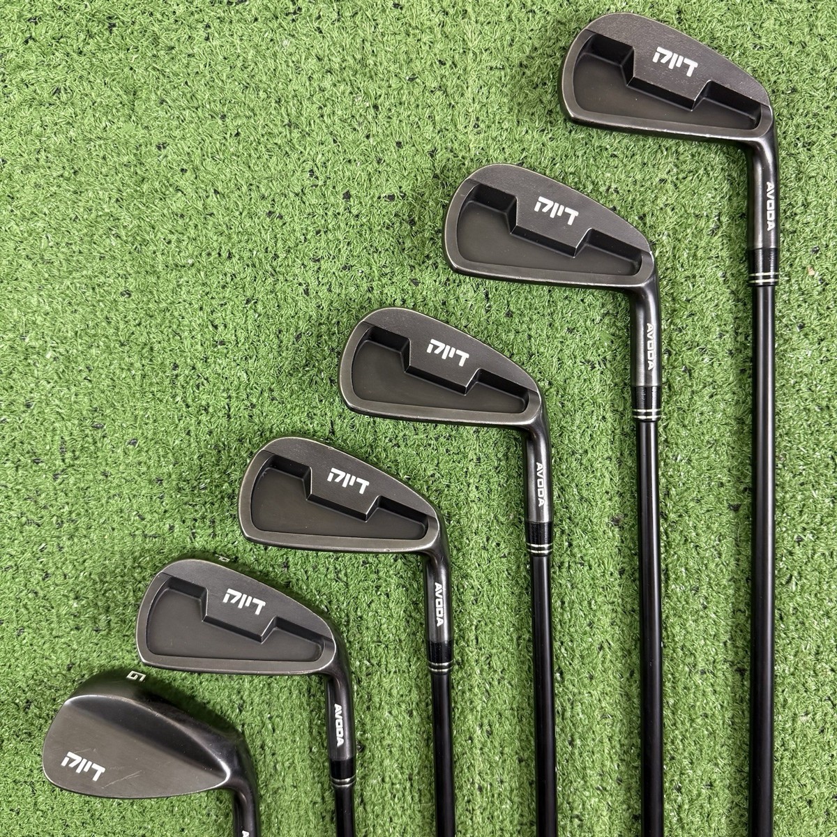 Fers Avoda DLC Black 6-PW (5 Clubs) Flex Rigide + Fujikura Axiom (reconditionné)
