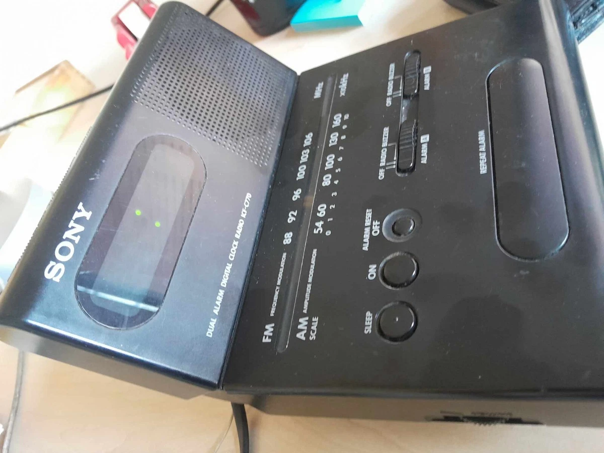 Radio despertador digital Sony ICF-C770L en funcionamiento