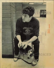 1985 Press Photo Chris Smitheran holding a puppy's leash in Anchorage, Alaska