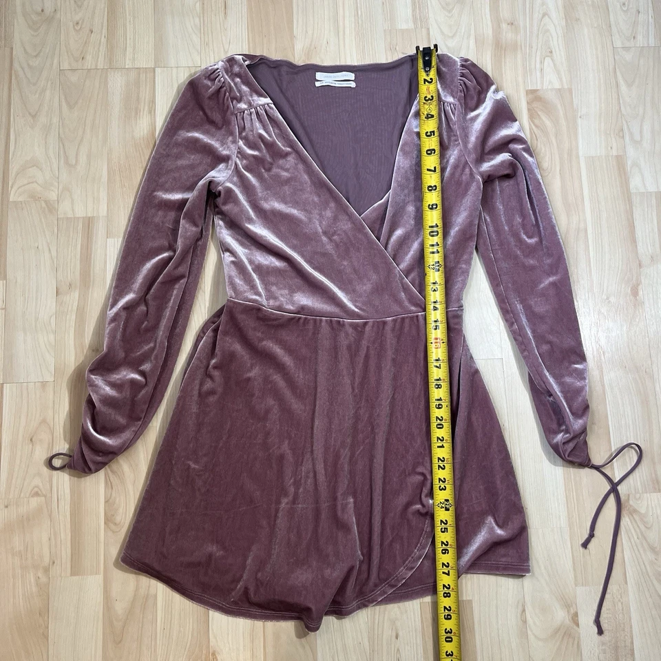 Vestido/mameluco de terciopelo rosa manga larga pequeño Urban Outfitters para mujer Foto 2 de 4