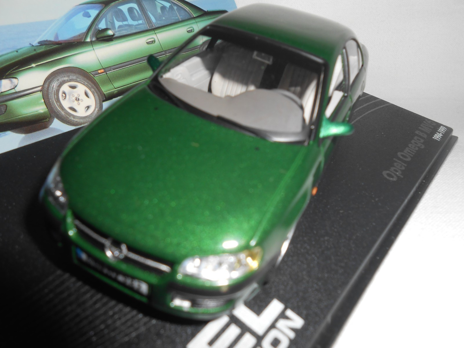 Opel Omega B MV6 1/43ème décor de bureau pour passionné d'autos rétro