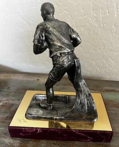 Estatua de peltre firmada autografiada por Magic Johnson por Michael Ricker 20/500 - Imagen 8 de 9