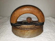 ANTIQUE A.C. WILLIAMS CO SAD IRON, SIZE 1