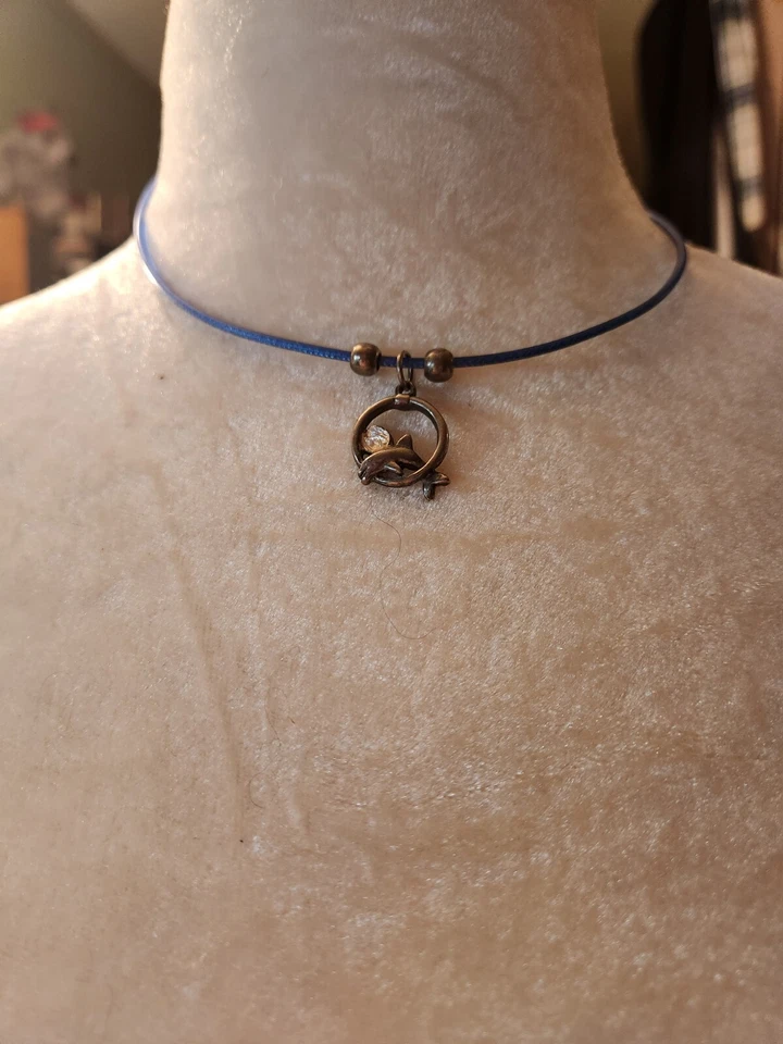 Collar gargantilla tono azul con colgante de anillo de delfín peltre Foto 3 de 4