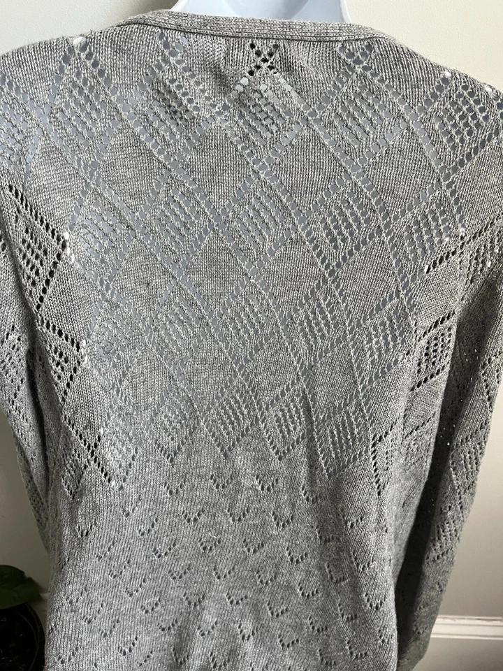 Suéter Cárdigan Mossimo Para Mujer Gris Cuello en V Ojales Crochet Frente Abierto L/S Talla S Foto 4 de 4