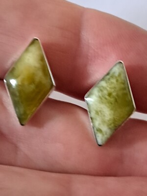 Ohrstecker silberfarben und grüner Edelstein Diamantform
