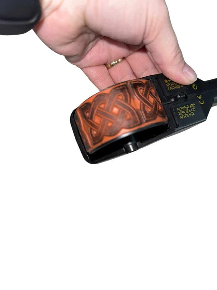 Estampación retirada alrededor de rueda celta con mango y tinta Foto 2 de 4