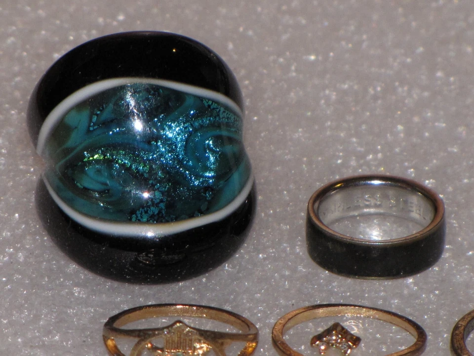 Lot Of 29 Rings Silver Gold Plated Rhinestone Glass Lamp Work Flower Heart Shell - Image 3 of 4