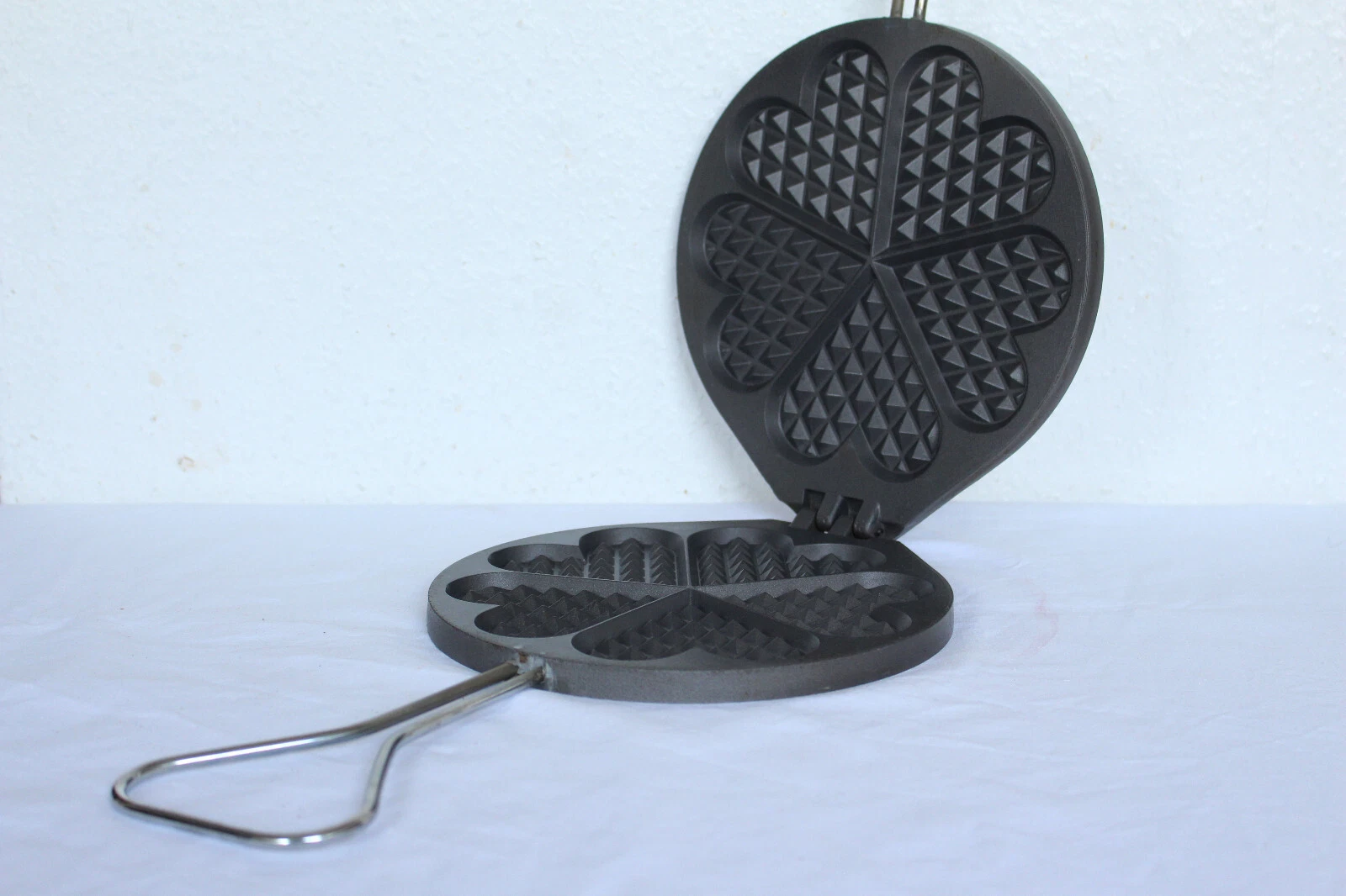 NICE USABLE ALUMINUM WAFFLE MAKER #11403