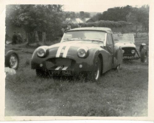 PHOTOGRAPHIE TRIUMPH TR2 WITH SPECIAL BEHIND IN EVENT PADDOCK années 1950 n/W - Photo 1 sur 2