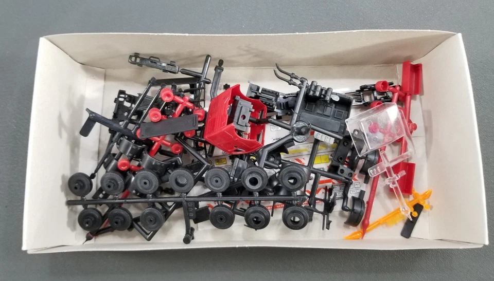 Kibri HO Model Kit 10628 MB 4 AXLE SEMI TRUCK UNASSEMBLED OPEN BOX - Image 4 of 4