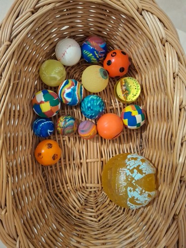 Lotto palline di gomma rimbalzanti, vintage, 40 pz, vari colori e diametri. - Foto 4 di 8