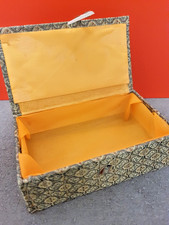 chin. Schmuckk&auml;stchen mit Stoff Verschluss 13,5 x 8 x 5 cm innen gelb gef&uuml;ttert