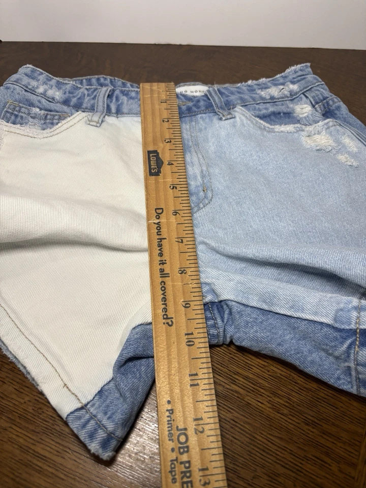 Shorts jeans Flying Monkey feminino tamanho 25 bloco colorido dois tons desgastado - Imagem 4 de 4