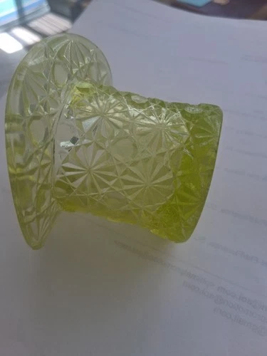 Fenton Uranium glass daisey and button design top hat