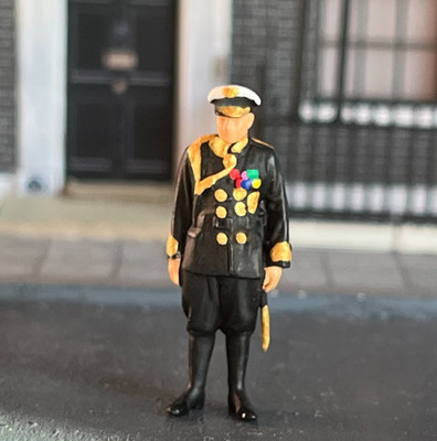OO GAUGE HRH PRINCE PHILIP DUKE OF EDINBURGH FIGUR HANDBEMALT - ROYAL NAVY
