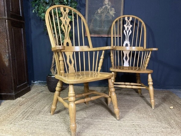 A GOOD PAIR OF 20thC ANTIQUE VINTAGE WINDSOR CARVER CHAIRS
